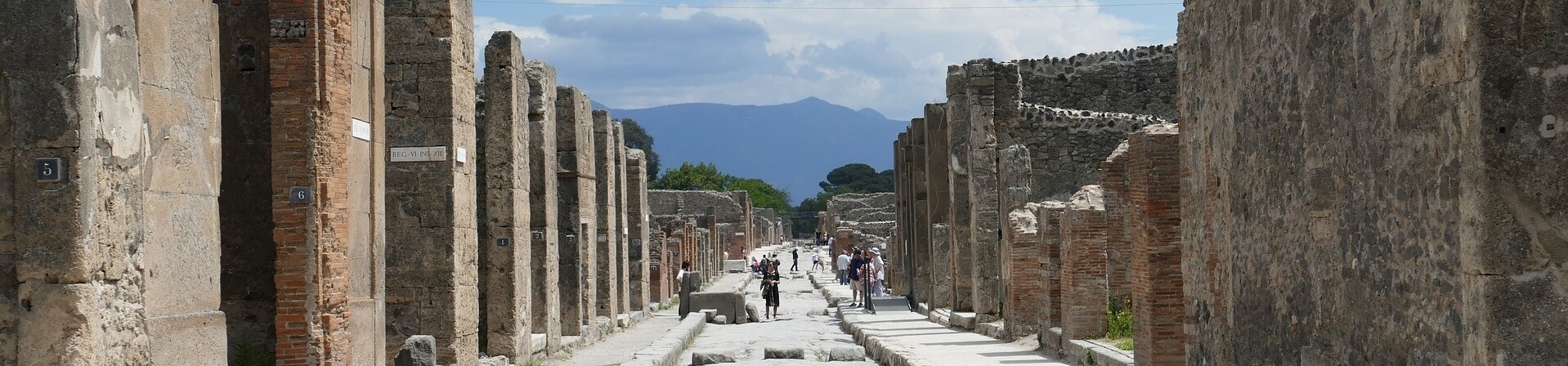 Is Pompeii open at night?
