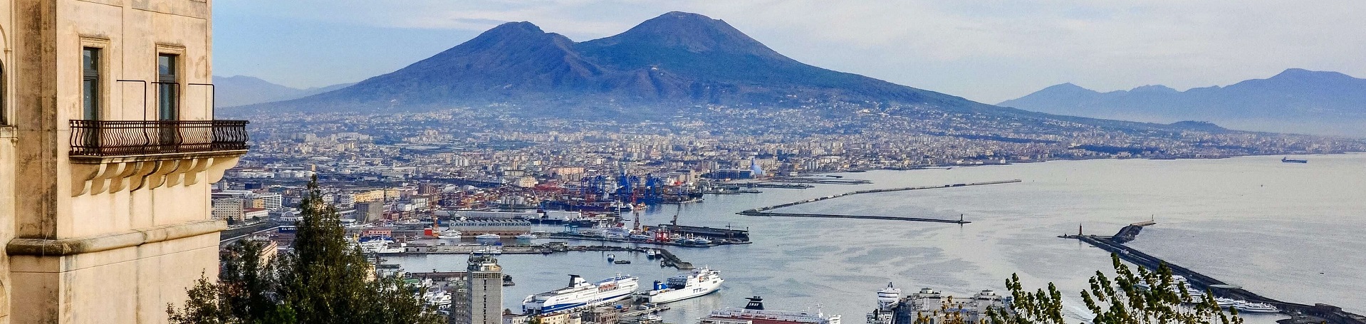 Can you do a day trip from Naples to Pompeii?